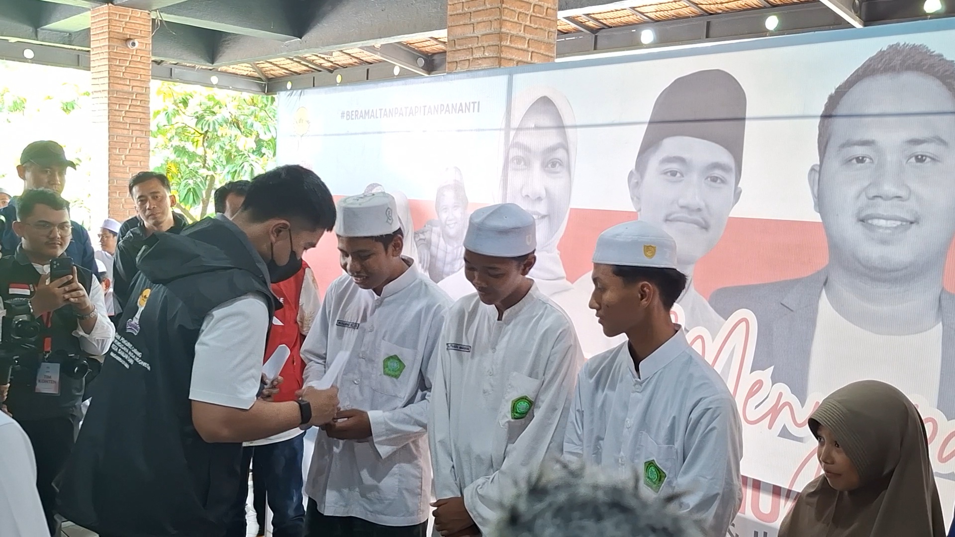 Kaesang Pangarep Santuni Ratusan Anak Yatim di Banjarbaru