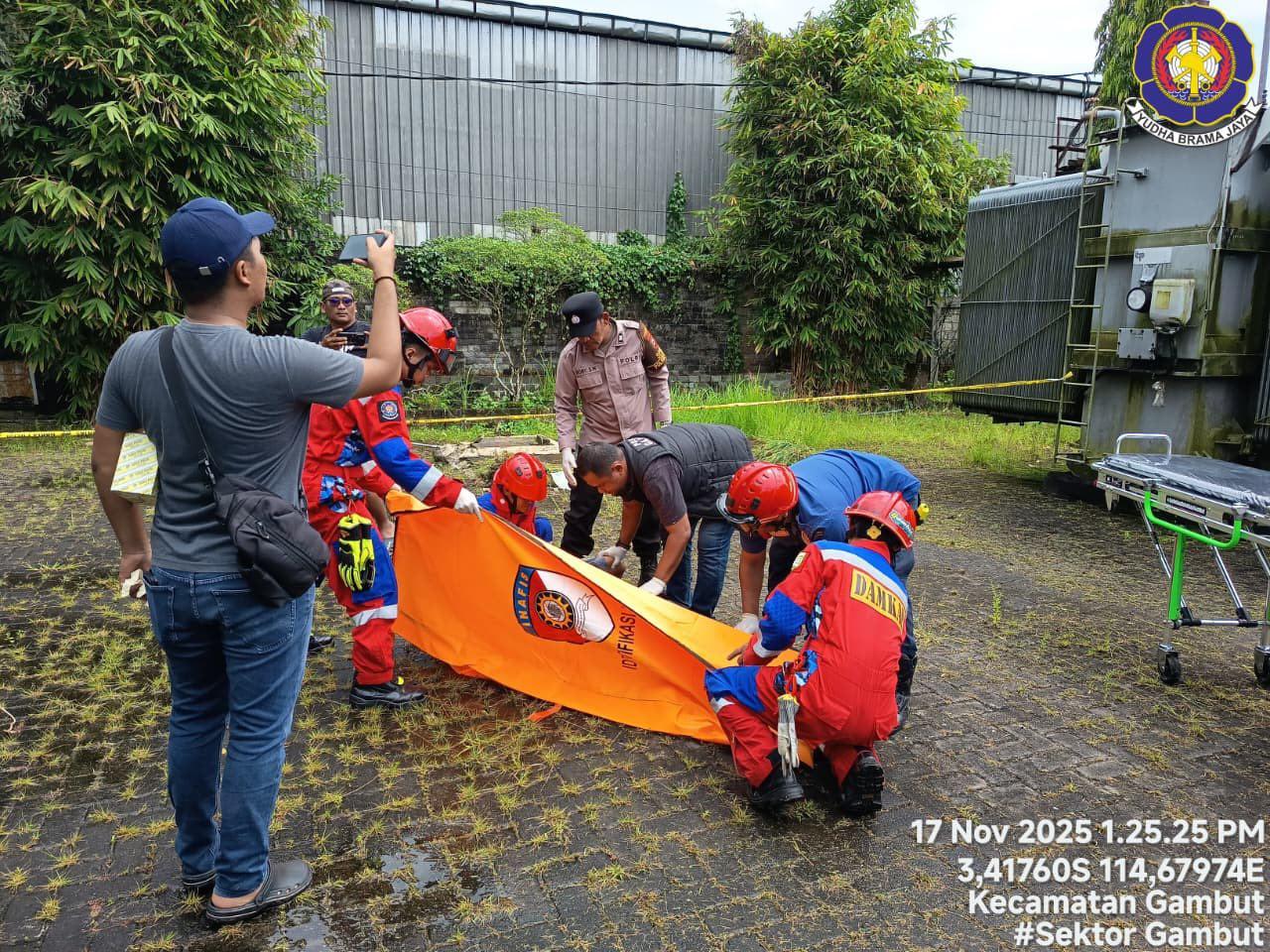 Damkar Banjar Turun Bantu Evakuasi Jenazah di Gambut