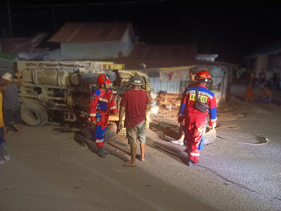 Truk Terbalik di Mandiangin Timur, Damkar Banjar Lakukan Evakuasi Cepat