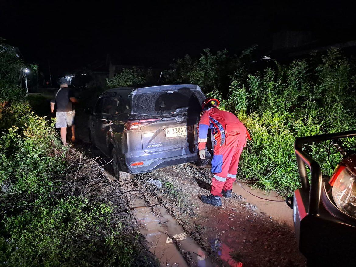Damkar Kabupaten Banjar Evakuasi Mobil Terperosok di Komplek Montesa Permai