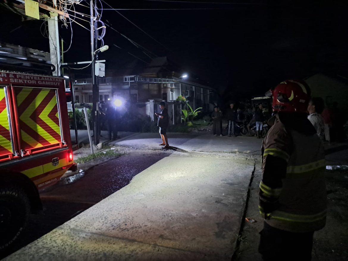 Kabel Listrik Mengeluarkan Percikan Api di Gambut, Damkar Kabupaten Banjar Bergerak Cepat