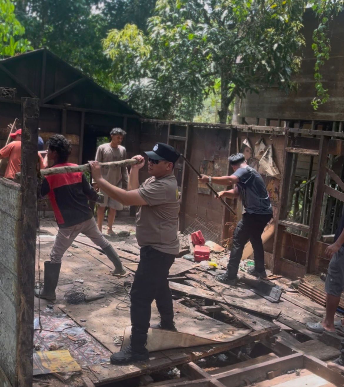 Polres Banjar Bedah Rumah Lansia Di Desa Paramasan