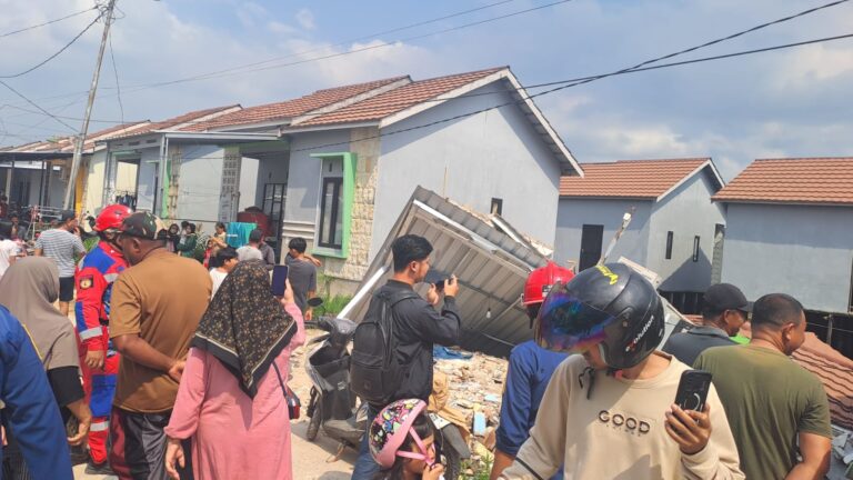 DPKP Banjar Evakuasi Korban Rumah Ambruk