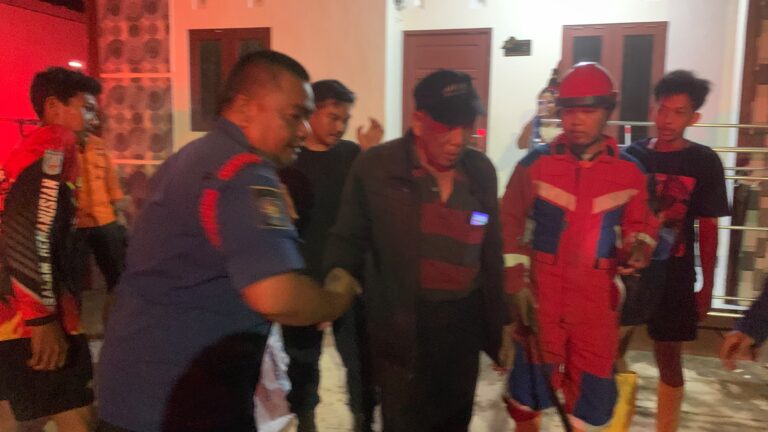 DPKP Banjar Temukan Pria Yang Tersesat Di Hutan Gambut.