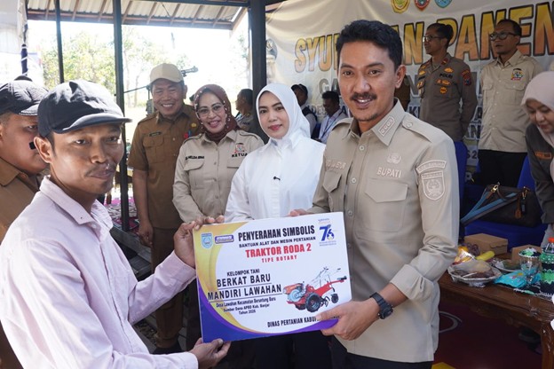 Bupati Banjar Panen Padi Di Beruntung Baru.