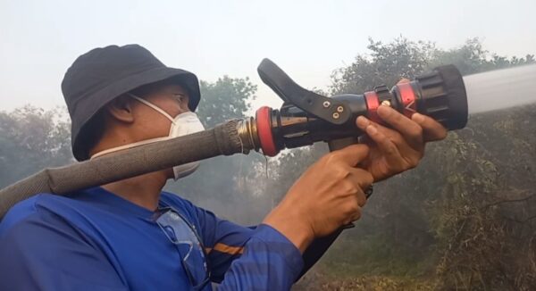 Saidi Mansyur Turun Langsung Padamkan Karhutla.