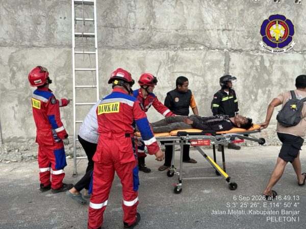 Pekerja Tersengat Listrik Saat Memasang Atap Bangunan di Sungai Sipai