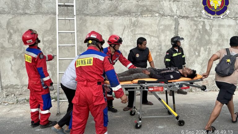 Pekerja Tersengat Listrik Saat Memasang Atap Bangunan di Sungai Sipai
