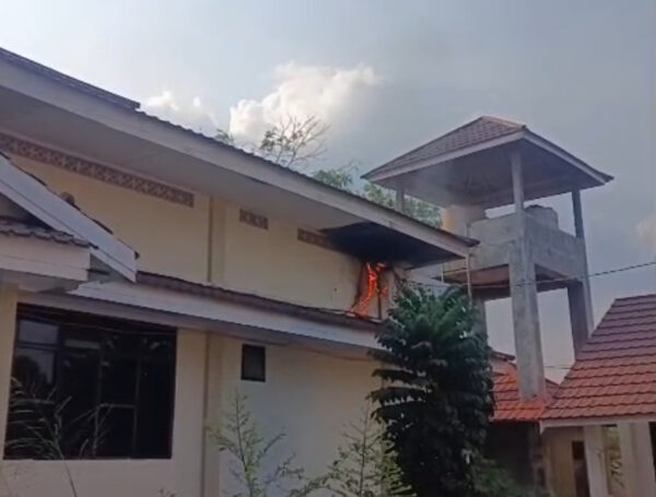 Salah Satu Ruangan Disdik Terbakar, DPKP Banjar Sigap Padamkan Api.