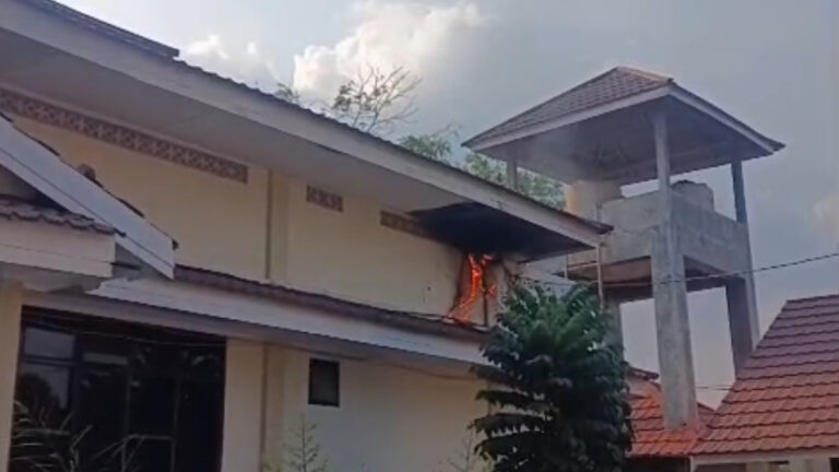 Salah Satu Ruangan Disdik Terbakar, DPKP Banjar Sigap Padamkan Api.