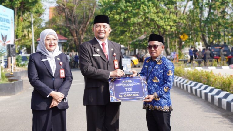 Pemkab Banjar Serahkan Pengharagaan Kepada ASN